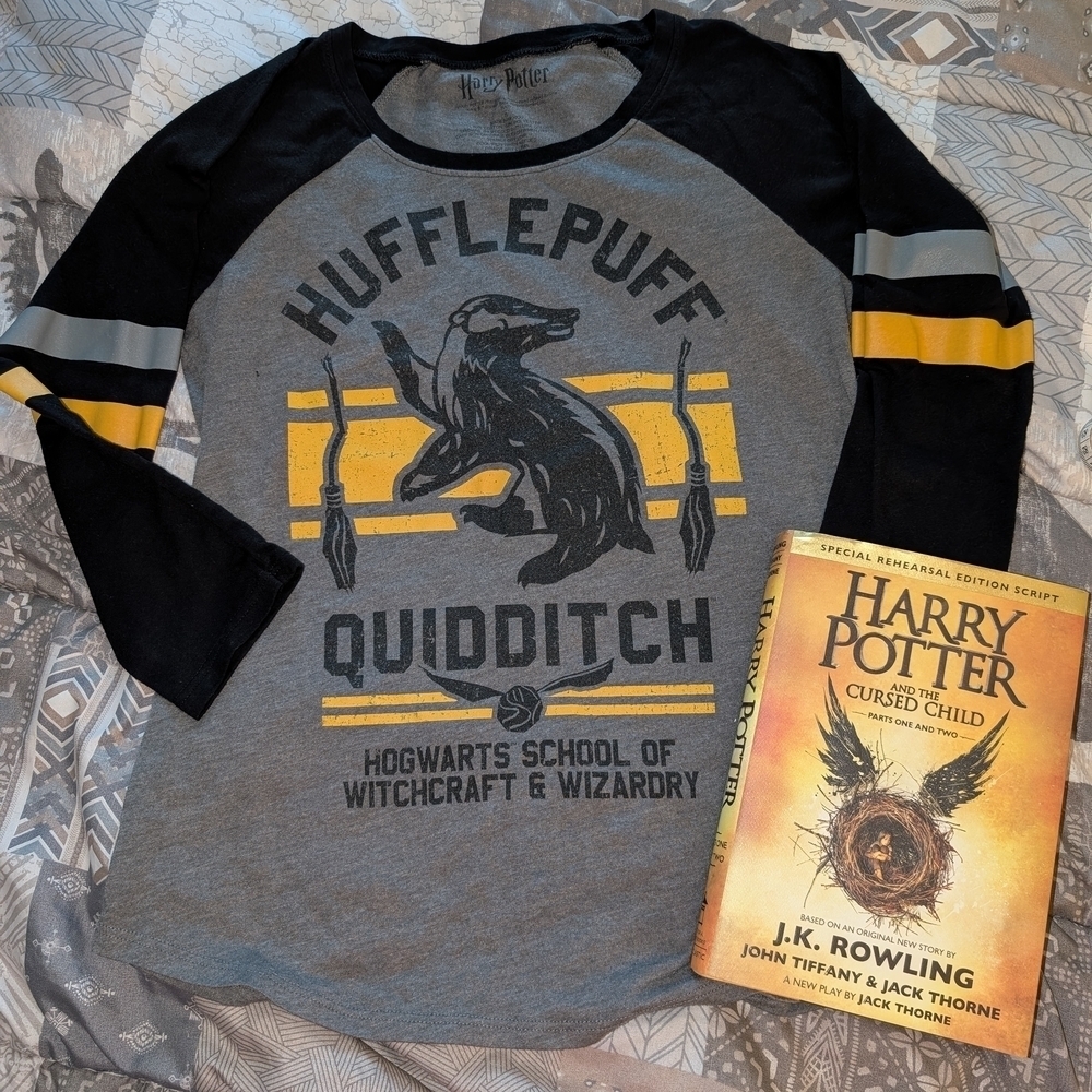 Warner Bros Hufflepuff Quidditch Kids Raglan Shirt Book